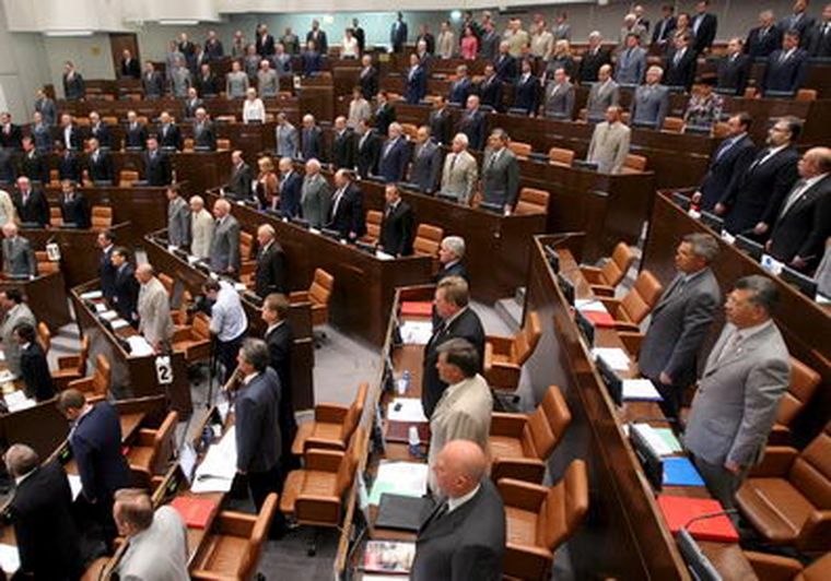 Los senadores rusos realizaron un minuto de silencio. Foto: EFE
