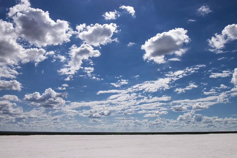 El brillo de la sal y las montañas que rodean el salar convierten a las Salinas del Bebedero en un escenario visual único del centro argentino.
