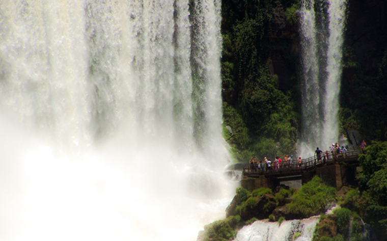 Impresionante caudal de las cataratas como consecuencia de la crecida del Iguazú. Foto: Iguazú Argentina