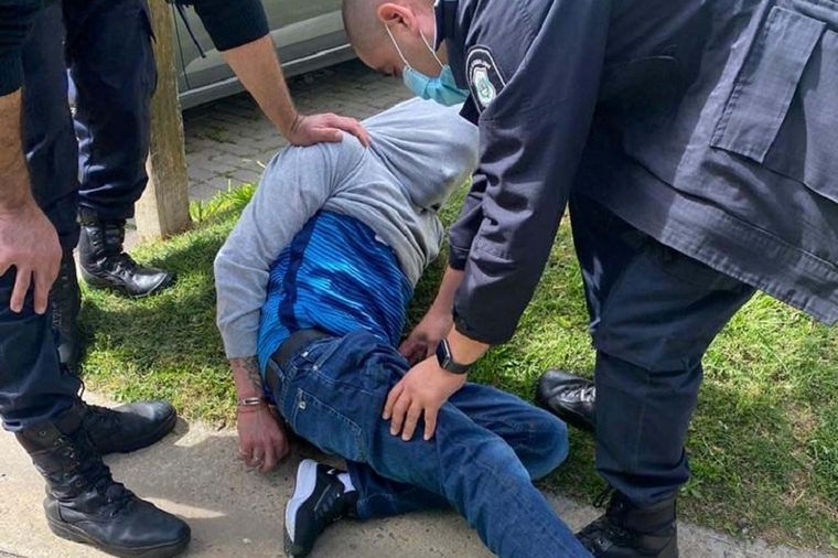 Quiso llevarse una netbook pero tenía que irse nadando y la abandonó Foto: Archivo