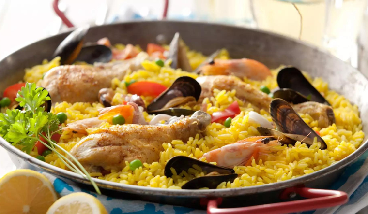 Admira esta exquisita paella típica española ¡la perdición!
