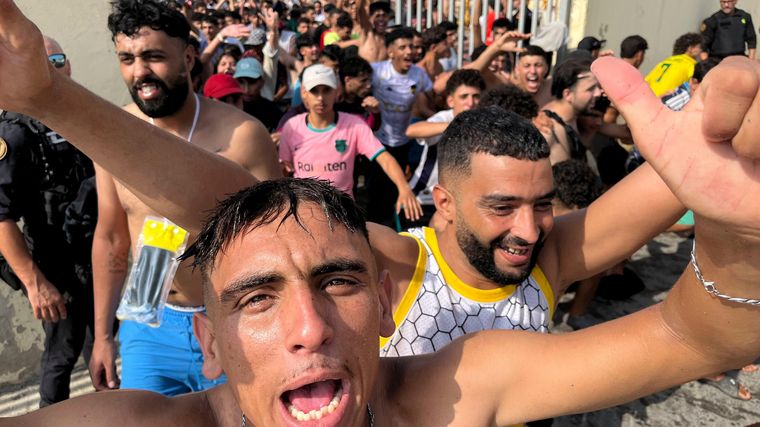 La agencia de noticias AFP filmó a migrantes que celebraban haber entrado en territorio europeo, agradeciendo a la policía española y gritando: "Adiós, Marruecos. Hola, España".
