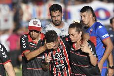 Brandán, ya agredido, con la mirada del capitán de Tigre. Foto: Télam