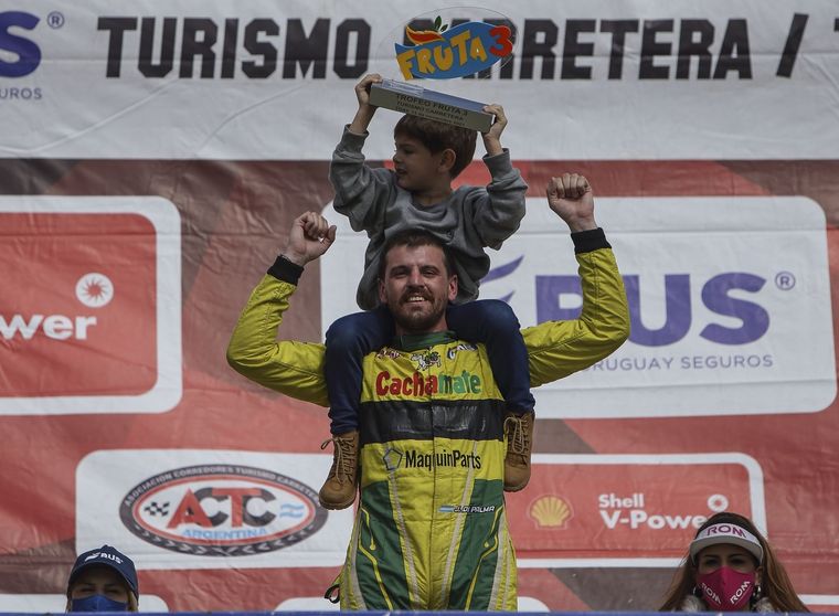 Josito celebra con su hijo en el podio. Foto: ACTC