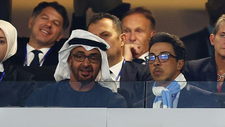 Los hermanos Mohamed (izquierda) y Mansour (derecha), enfrentados por el fútbol.png