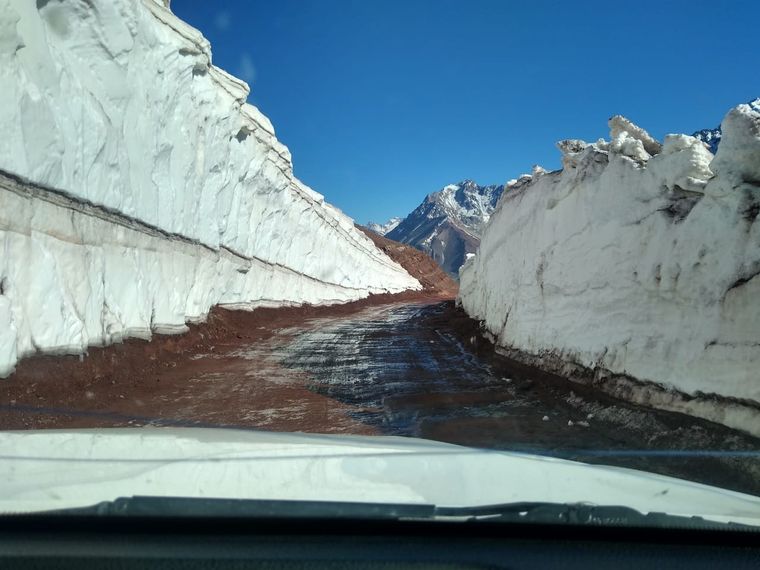 Grandes formaciones de hielo pueden apreciarse al costado del camino Foto: Gentileza Gobierno de Mendoza
