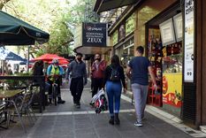 Bolsillos vacíos y consumo deprimido, parece ser la marca de época y los comercios confirman la caída de las ventas a partir de mediados de mes. Foto: ALF PONCE MERCADO / MDZ