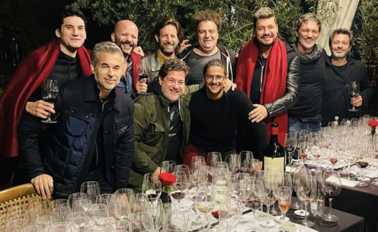 Tinelli junto a Ale Vigil, su hijo Francisco y sus mejores amigos.