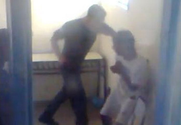 Los videos delataron a los guardiacárceles agresores. Foto: Imagen de video