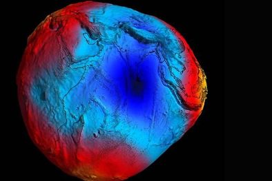 MDZol | La forma de la Tierra acorde a los distintos valores de gravedad que presenta. La región más oscura es el agujero gravitacional. Foto: ESA