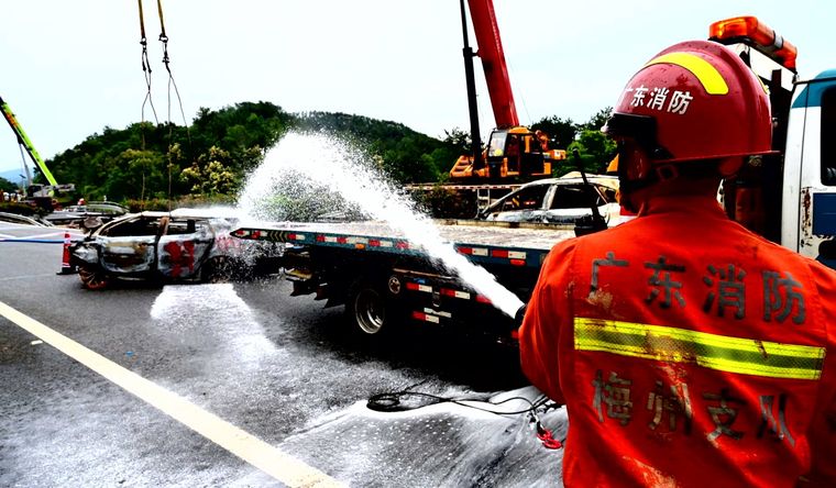 El derrumbe ocasionó caídas, choques e incendios en la carretera. Foto: Efe.