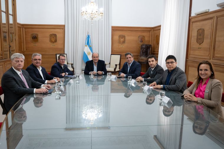 El jefe de Gabinete, Guillermo Francos, el vicejefe de Gabinete del Interior, Lisandro Catalán, y el secretario de Hacienda, Carlos Guberman, junto con los gobernadores Raúl Jalil (Catamarca), Ignacio Torres (Chubut), Sergio Ziliotto  (La Pampa), Claudio Vidal (Santa Cruz) y la vicegobernadora de Córdoba, Myrian Prunotto.