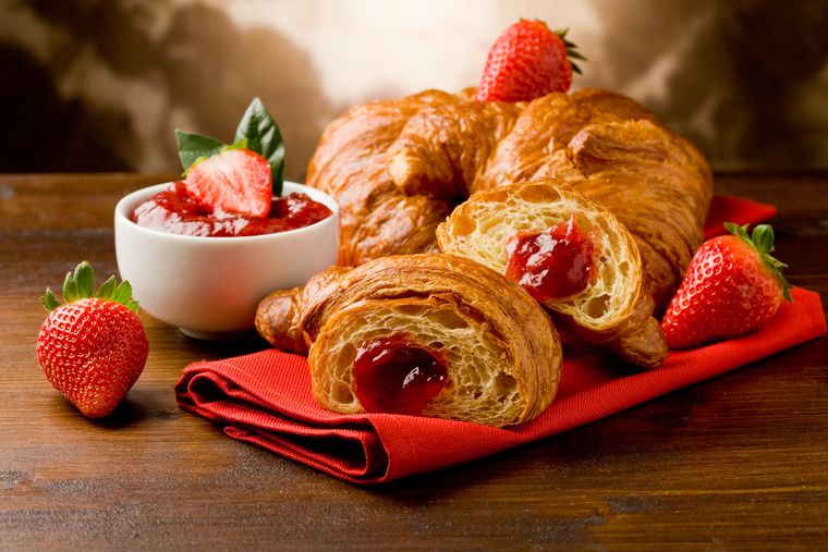 Cómo hacer croissants rellenas de mermelada de frutillas en casa paso a paso
