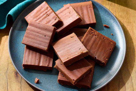 Pura locura de cacao: receta de fudge de chocolate para antojos urgentes. Pura locura de cacao: receta de fudge de chocolate para antojos urgentes.