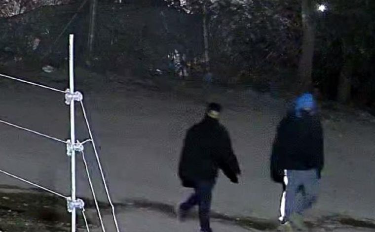 Delincuentes encapuchados y con armas merodean la zona y fueron captados por cámaras de seguridad Foto: Captura de video