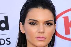 Kendall Jenner elevó la temperatura con un conjunto de cuero negro estilo Gatúbela.