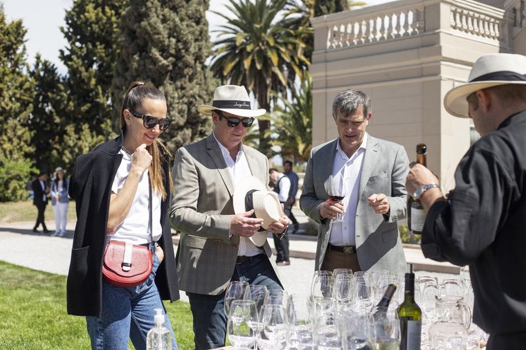 Pablo Cúneo recibiendo invitados en la finca top de Luigi Bosca. Foto: Gentileza