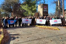En la sede de la EEA INTA Junín convocaron a un abrazo en respuesta al Decreto del Gobierno nacional. En la sede de la EEA INTA Junín convocaron a un abrazo en respuesta al Decreto del Gobierno nacional.
