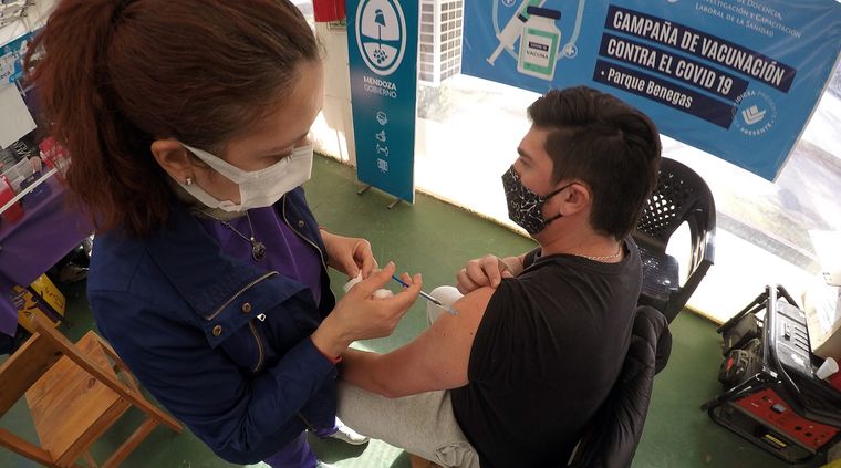 Los mayores de 18 años ya pueden aplicarse una dosis de refuerzo en Mendoza Foto: ALF PONCE MERCADO / MDZ