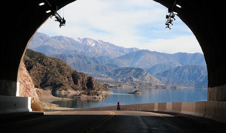 Ya comenzaron las obras para brindar nuevos servicios en el perilago de Potrerillos. Ya comenzaron las obras para brindar nuevos servicios en el perilago de Potrerillos.
