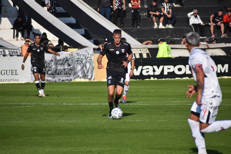 Matías Muñoz, uno de los volante de un Gimnasia que hace sobrados méritos para ganar el partido. Foto: Prensa Gimnasia y Esgrima de Mendoza