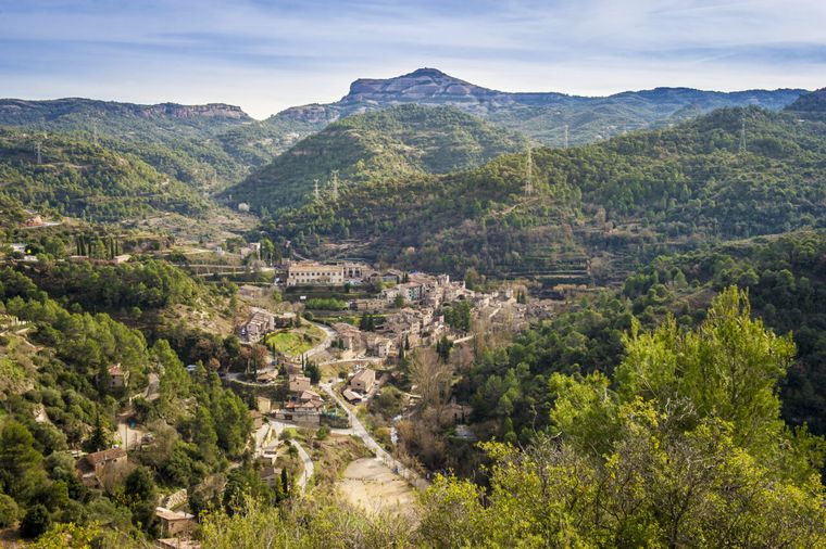Sin autos, con calles de piedra y rodeado de naturaleza, este pueblo invita a caminar, respirar y conectar con lo esencial. Sin autos, con calles de piedra y rodeado de naturaleza, este pueblo invita a caminar, respirar y conectar con lo esencial.