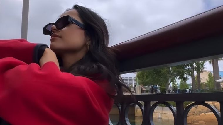 Becky G Atenta. Foto: @iambeckyg