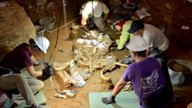 Científicos trabajan en la cueva donde se produjo el descubrimiento. Foto Dpa