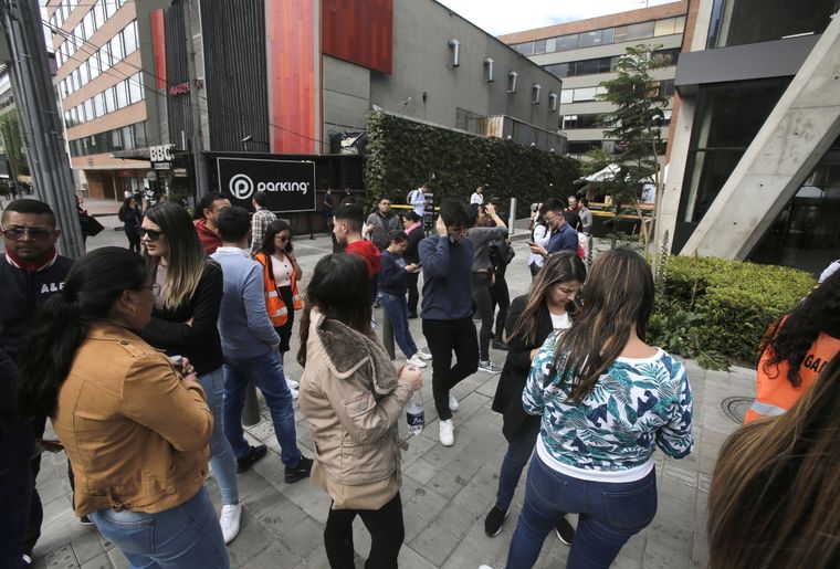 Muchos colombianos evacuaron sus casas y departamentos por los fuertes sismos.