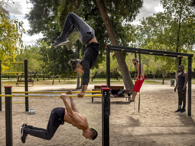 Rutina de calistenia al aire libre: equilibrio, potencia y conexión con el entorno. Rutina de calistenia al aire libre: equilibrio, potencia y conexión con el entorno.