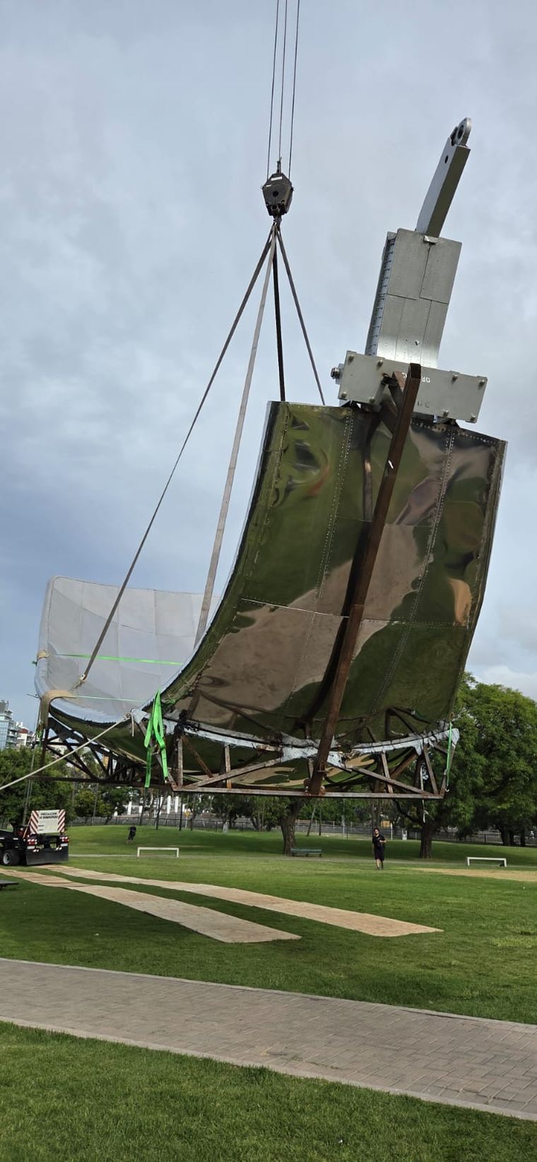 Así es el impresionante operativo para colocar el pétalo de la Floralis Genérica. Así es el impresionante operativo para colocar el pétalo de la Floralis Genérica.