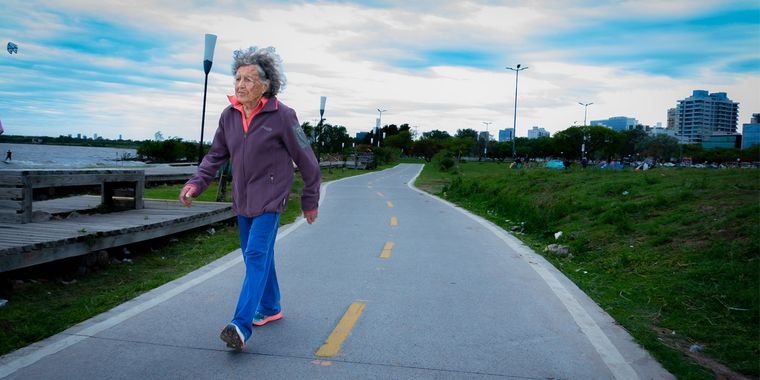 Elisa corriendo por la ribera de Vicente López, donde entrena cada mañana. Foto: Analía Melnik/MDZ