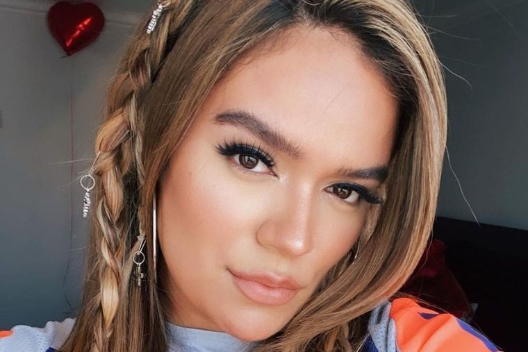 Karol G se cubre solo con un peluche y sus curvas se llevaron todas las miradas Foto: Instagram