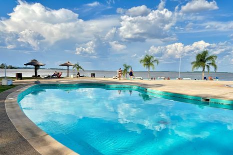 Uno de los atractivos de Concordia son las Termas de Punta Viracho, ubicadas en la costa del Lago de Salto Grande. Uno de los atractivos de Concordia son las Termas de Punta Viracho, ubicadas en la costa del Lago de Salto Grande.