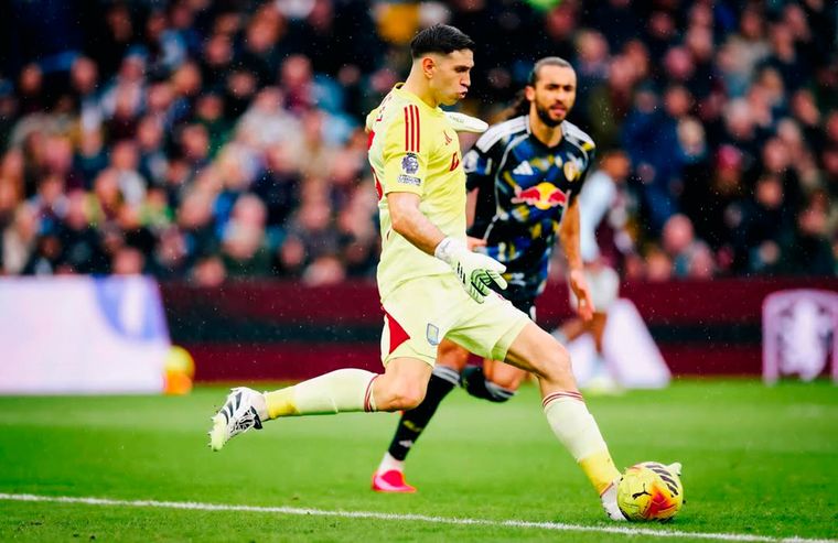 El Aston Villa del Dibu Martínez apenas rescató un empate como local ante Leeds.