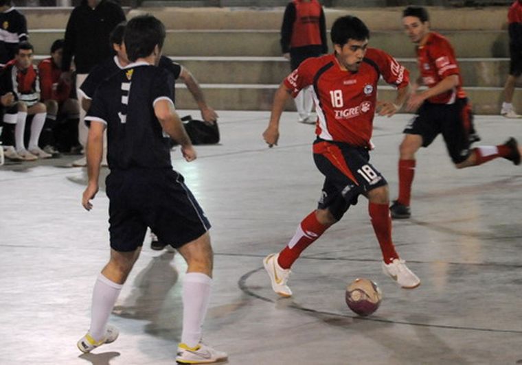 Gastón Alto domina el balón. Foto: Nacho Gaffuri