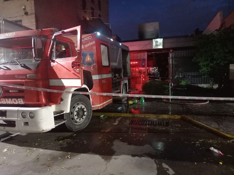 Los bomberos trabajando durante el incendio. (Imagen ilustrativa)