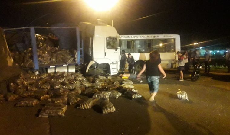 El colectivo y el camión chocaron de frente y causaron 2 muertos y una veintena de heridos