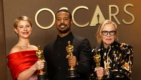Jessie Buckley, Michael B. Jordan y Amy Madigan posan con sus premios Oscar.&nbsp;