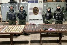 Los sospechosos quedaron detenidos con 282 envoltorios de cocaína, pasta base y marihuana. Foto: Gendarmería Nacional