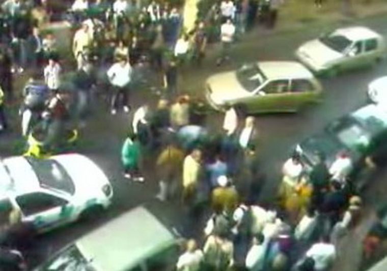 Imagen de un aficionado durante un incidente en el centro de Mendoza. Foto: YouTube