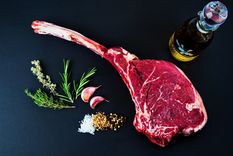 Tomahawk Uno de los cortes de moda a la parrilla acompañado con puré de ajo Foto: Poesía de fogón