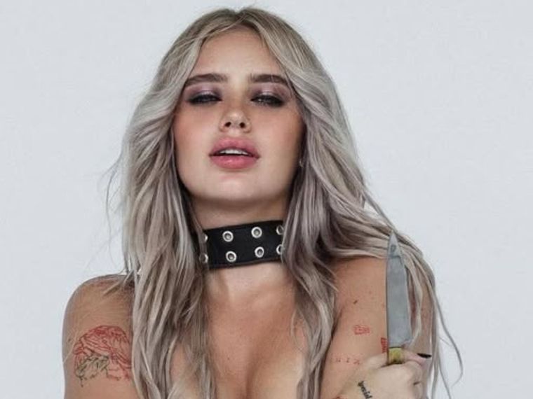 Coti Romero sorprendió a sus seguidores con una serie de fotos en topples y lamiendo un cuchillo. Foto: Instagram @cotyrommero.