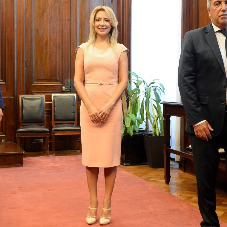 Fabiola Yáñez nos muestra que el color rosa puedes elegirlo para una boda de día o de noche. Foto: Marie Claire
