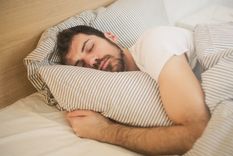 Los especialistas explican que el cuerpo humano necesita descender su temperatura interna para iniciar el ciclo de sueño.