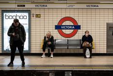 El gobierno instará a la población a usar el sentido común y seguir llevando mascarillas después del 19 de julio, pero no será obligarotio. Foto: GETTY IMAGES