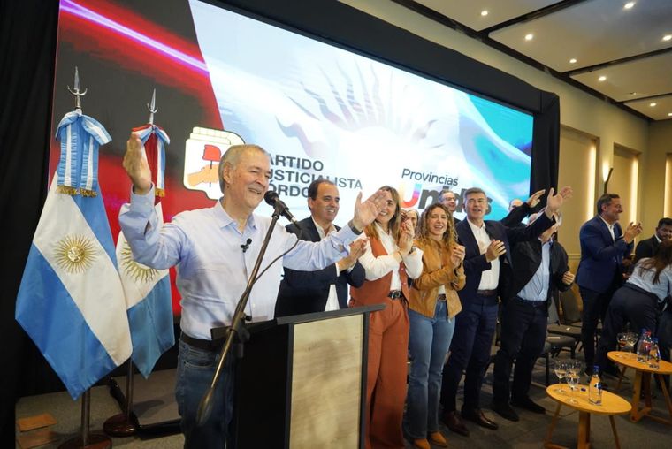 Juan Schiaretti encabezó este miércoles el primer encuentro de estrategia con el lanzamiento de su candidatura a diputao nacional por El exgobernador de Córdoba y actual primer candidato a diputado nacional por la alianza Provincias Unidas.
