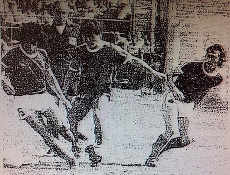Maradona en el Gargantini. Acosado por los jugadores azules Bazán y el increíble Hugo Cirilo Mémoli. Por los puntos. Perdió el Bicho del Diego. Maradona en el Gargantini. Acosado por los jugadores azules Bazán y el increíble Hugo Cirilo Mémoli. Por los puntos. Perdió el Bicho del Diego.