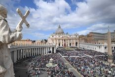 Con la noticia del fallecimiento, la demanda de pasajes se disparó. Aerolíneas Argentinas confirmó que los vuelos directos a Roma están al 100% de ocupación. Foto: EFE