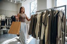 La moda cambia todo el tiempo, pero un estudio sugiere que muchos estilos vuelven a aparecer en ciclos bastante marcados.